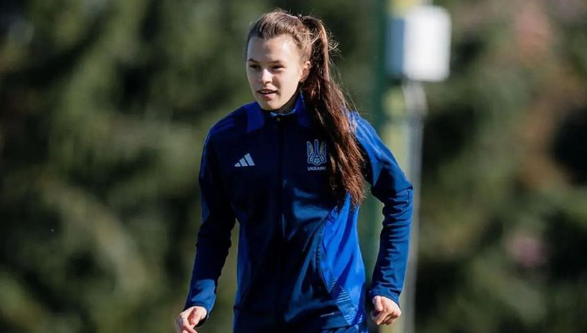 Тато гравчині збірної України з футболу жбурнув пляшкою в обличчя футзалістові (ВІДЕО)