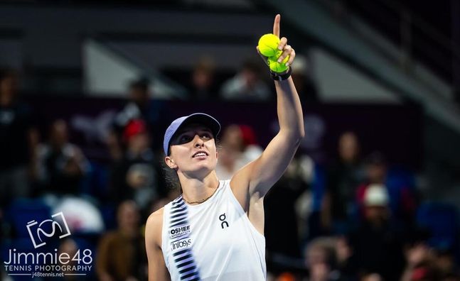 Свьонтек внезапно проиграла главной сенсации в 1/4 престижного турнира – разгром в первом сете не помог