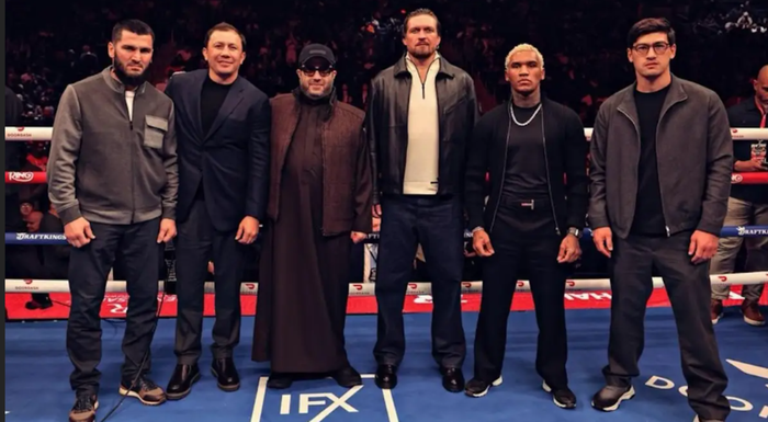 Усик оказался на совместном фото с российскими боксерами – один из них поддерживает Кадырова