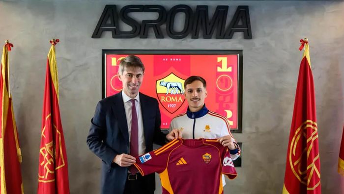 Рома офіційно підписала асистента Довбика з Баварії Рома офіційно підписала асистента Довбика з Баварії