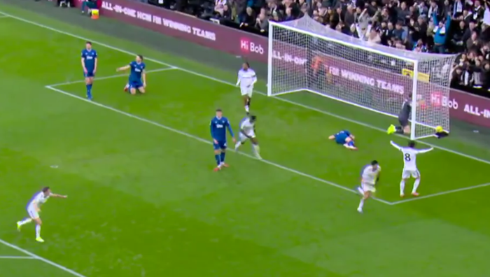 Миколенко забил автогол в матче АПЛ – видео курьеза Миколенко забил автогол в матче АПЛ – видео курьеза