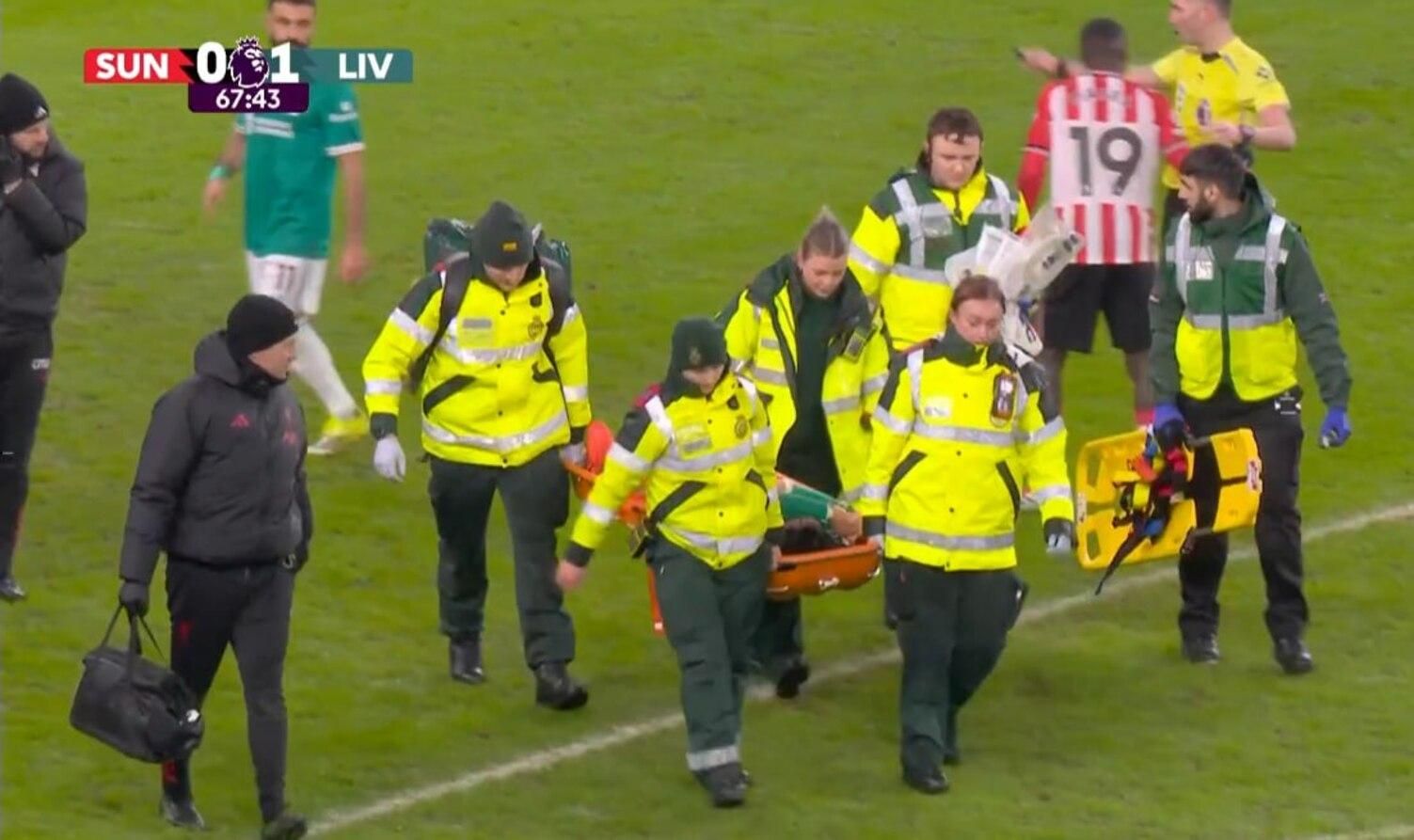 Ендо виносять з поля / Скріншот