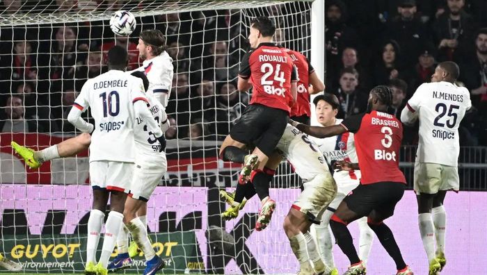 ПСЖ с Забарным оконфузился в матче Лиги 1 – россиянин пропустил трижды, гол обладателя ЗМ не спас ПСЖ с Забарным оконфузился в матче Лиги 1 – россиянин пропустил трижды, гол обладателя ЗМ не спас