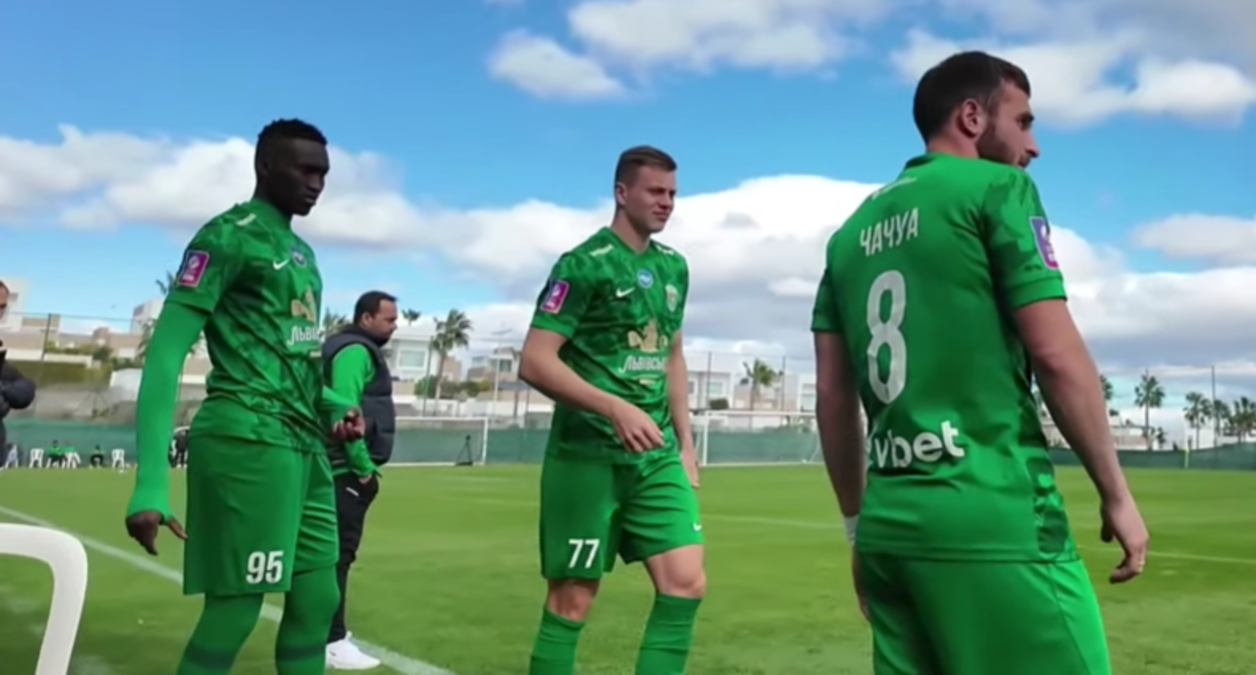 Бубакар Фаал (слева) / Скриншот