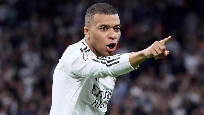 Мбаппе вперше представив свою зіркову пасію фанатам Реала – скандальна актриса довершила вогняне дербі Мадрида 