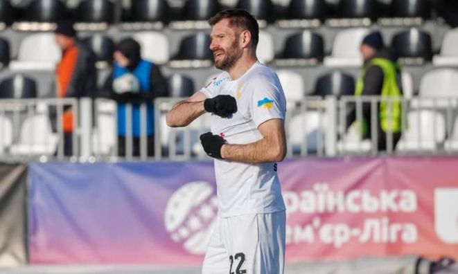 Український нападник забив автогол і заробив червону – його команда дивом перемогла у дербі українців в Європі