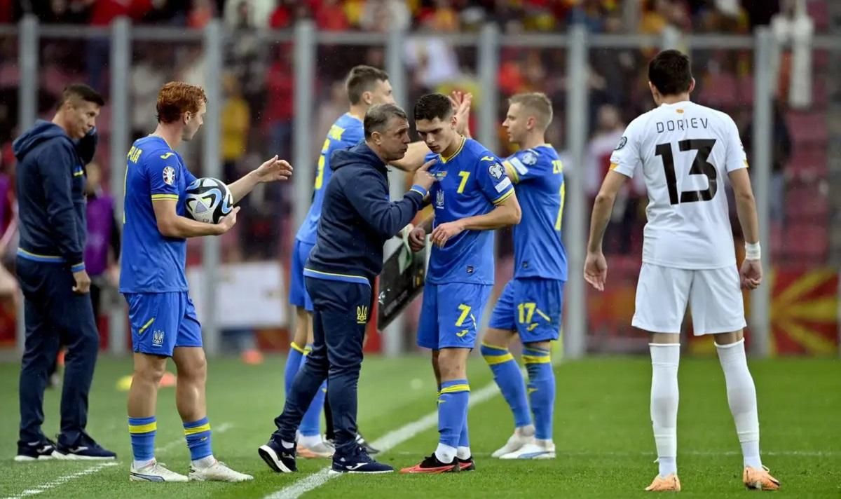 Сергій Ребров із гравцями збірної України / Getty Images