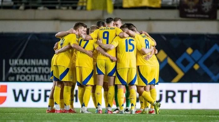 Фанати збірної України бойкотують перший тайм матчу проти Албанії та залишили послання (ФОТО)