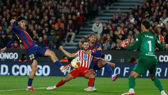 Фанати Барселони влаштували справжнє пекло перед Кубком Іспанії – рознесли автобус Атлетіко феєрверками