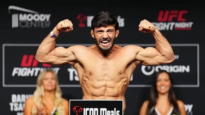 Російський боєць UFC накинувся на суперника після перемоги в США – відео побиття