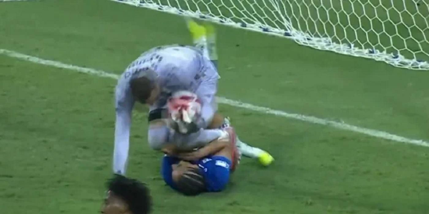 Сутичка у матчі Крузейро – Атлетіко Мінейро / скріншот Сутичка у матчі Крузейро – Атлетіко Мінейро / скріншот