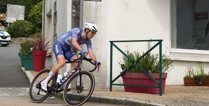 Відомого велогонщика переїхав мотоцикл під час змагань в Італії (ВІДЕО)