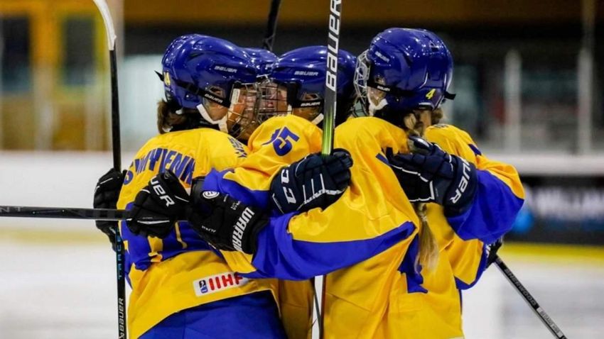 Сборная Украины уверенно победила на старте женского ЧМ по хоккею