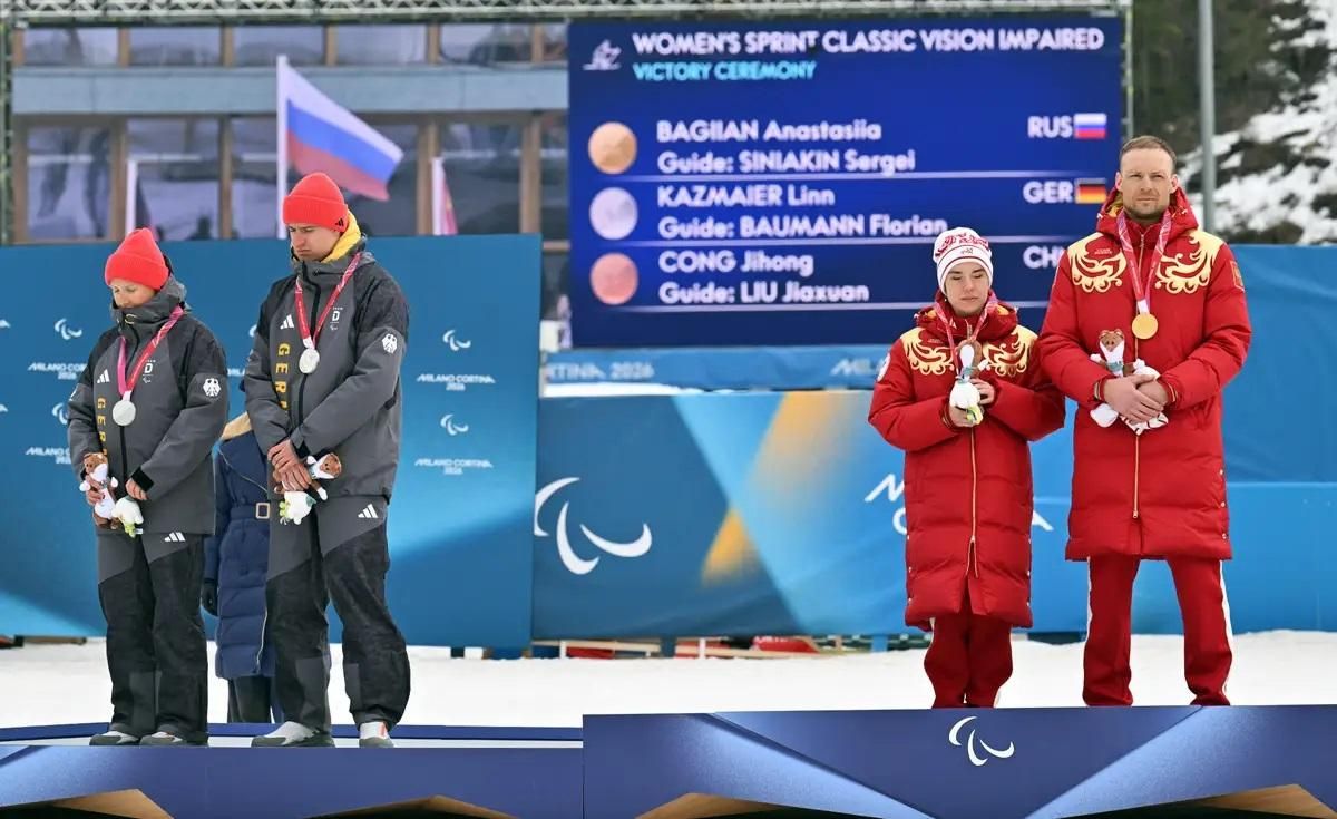 Лінн Казмаєр на п'єдесталі (ліворуч) / фото: Getty Іmages