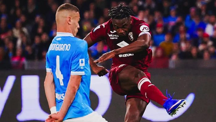 Наполи с эффектным голом победил Торино и вплотную подкрался к Милану в Серии А Наполи с эффектным голом победил Торино и вплотную подкрался к Милану в Серии А