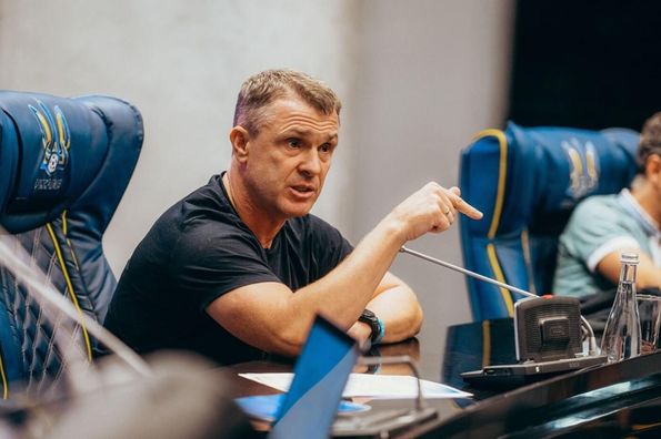 Ребров нахамил журналистке, которая спросила о его будущем в сборной Украины (ВИДЕО)