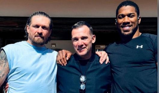 "Когда-нибудь нам посчастливится сыграть вместе": Шевченко неожиданно посетил лагерь Усика и Джошуа