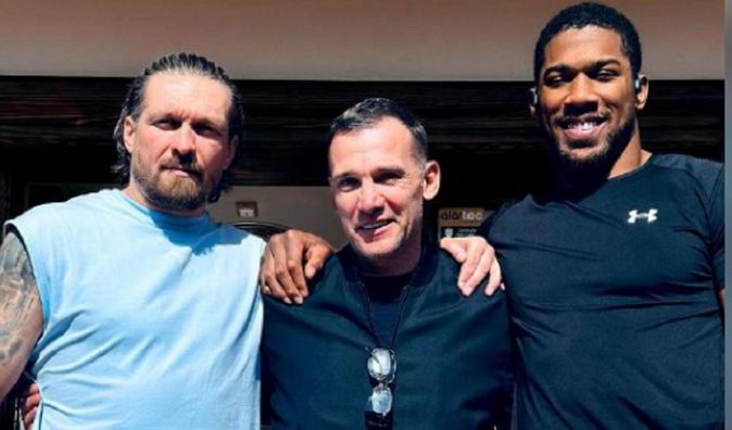 "Когда-нибудь нам посчастливится сыграть вместе": Шевченко неожиданно посетил лагерь Усика и Джошуа