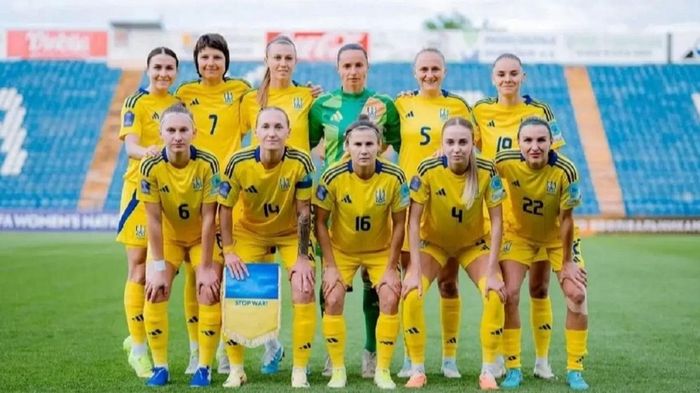 Сборная Украины по футболу в матче с тремя дублями потерпела безжалостный разгром от Англии в отборе женского ЧМ