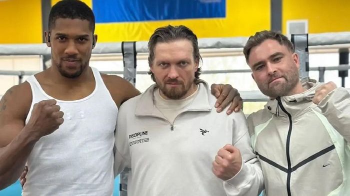 Усик підтримав збірну України після поразки від Швеції: "Команда стала сильнішою"