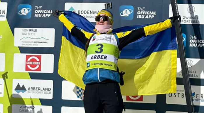 Меркушина сияет на подиуме после золота чемпионата мира – подняла украинский флаг на церемонии награждения (ВИДЕО)