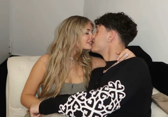 Дівчина футболіста Барселони вийде на ринг проти фантастичної колишньої партнера Мессі – фото красунь-боксерок