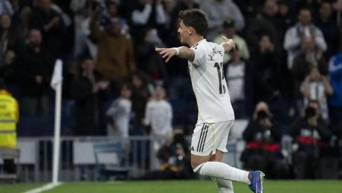 Безумный гол со своей половины поля в видеообзоре матча Реал – Эльче – 4:1 Безумный гол со своей половины поля в видеообзоре матча Реал – Эльче – 4:1