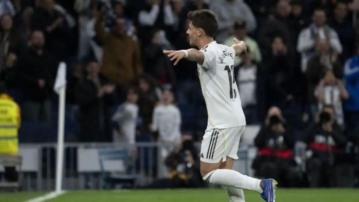 Безумный гол со своей половины поля в видеообзоре матча Реал – Эльче – 4:1