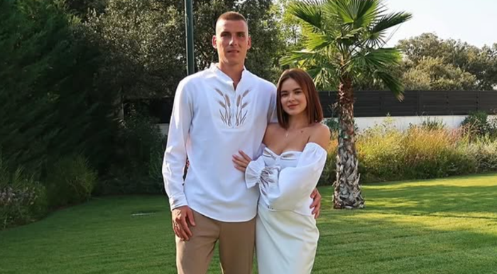 Лунин празднует деревянную свадьбу – жена "нагадала" травму Куртуа и получила роскошный букет несмотря на расстояние