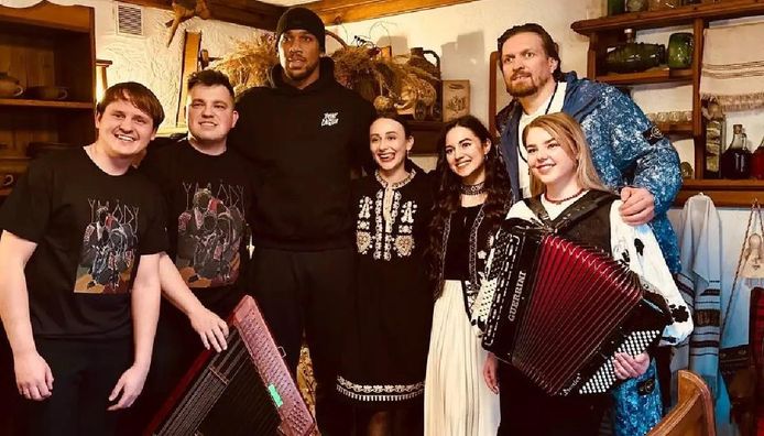 Усик влаштував український фестиваль для Джошуа у Києві – запалював піснями, танцями та справжнім колоритом (ВІДЕО)