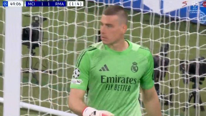 Лунин прокомментировал свой внезапный выход на поле в матче Реала с Ман Сити: "Мне жаль Куртуа" Лунин прокомментировал свой внезапный выход на поле в матче Реала с Ман Сити: "Мне жаль Куртуа"