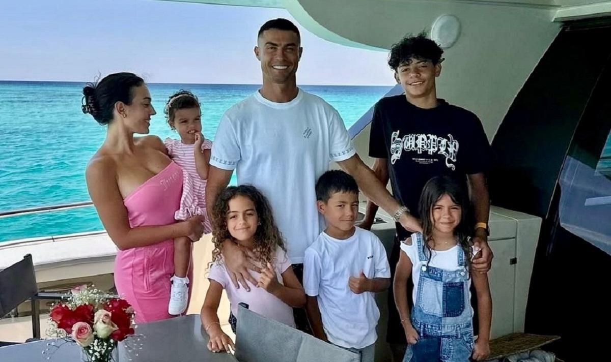 Кріштіану Роналду зі сім'єю / Фото Instagram.com/cristiano