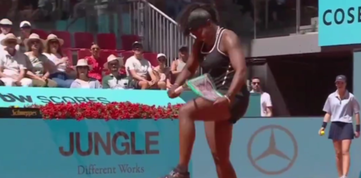 Хейлі Баптіст ламає ракетку об коліно / Скріншот