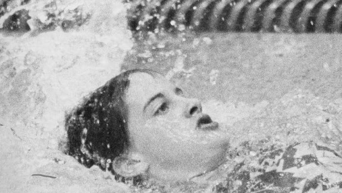 Померла легендарна плавчиня, яка у 14 років завоювала дві медалі Олімпіади Померла легендарна плавчиня, яка у 14 років завоювала дві медалі Олімпіади