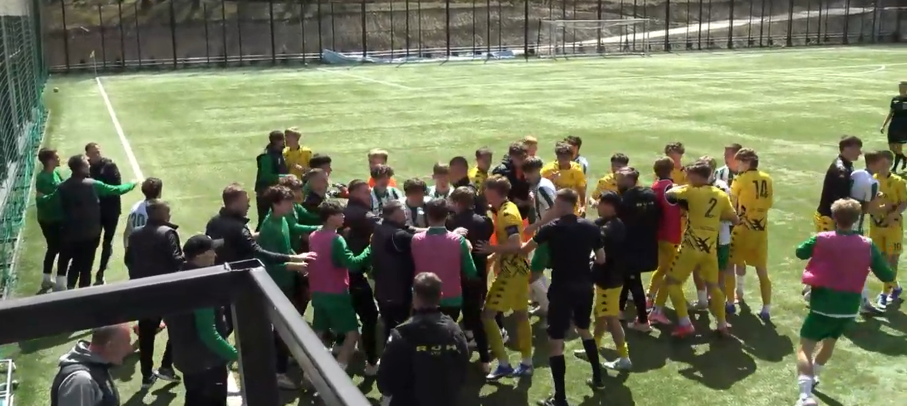 Бійка в матчі Рух – Карпати / Скріншот