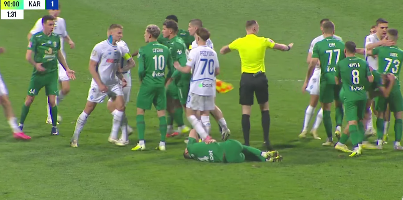 Бійка в матчі Динамо – Карпати / Скріншот Бійка в матчі Динамо – Карпати / Скріншот