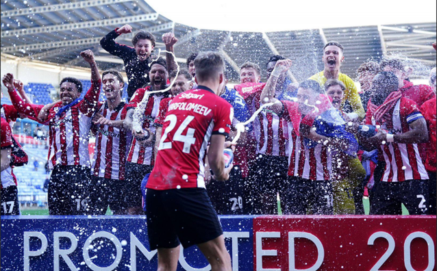 Футболіст збірної України допоміг клубу вперше за 65 років піднятись у Чемпіоншип – 24 матчі без поразок (ВІДЕО)