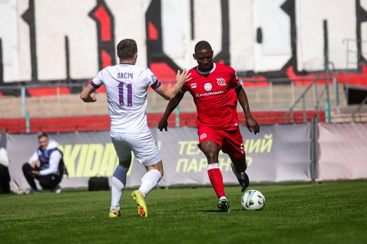 ЛНЗ з дублем Кравчука розгромив Кривбас та знову очолив УПЛ – матч переривали через повітряну тривогу