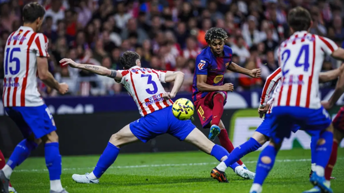 Барселона вырвала победу у Атлетико с удалением и скандальным решением арбитра – Реал отстал на 7 очков