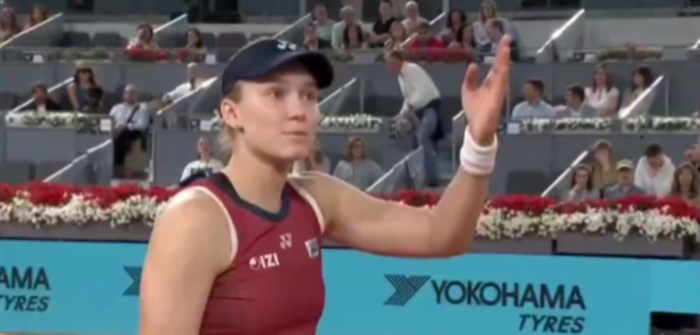 Рыбакина со скандалом обыграла олимпийскую чемпионку в Мадриде, устроив ссору с судьей (ВИДЕО)