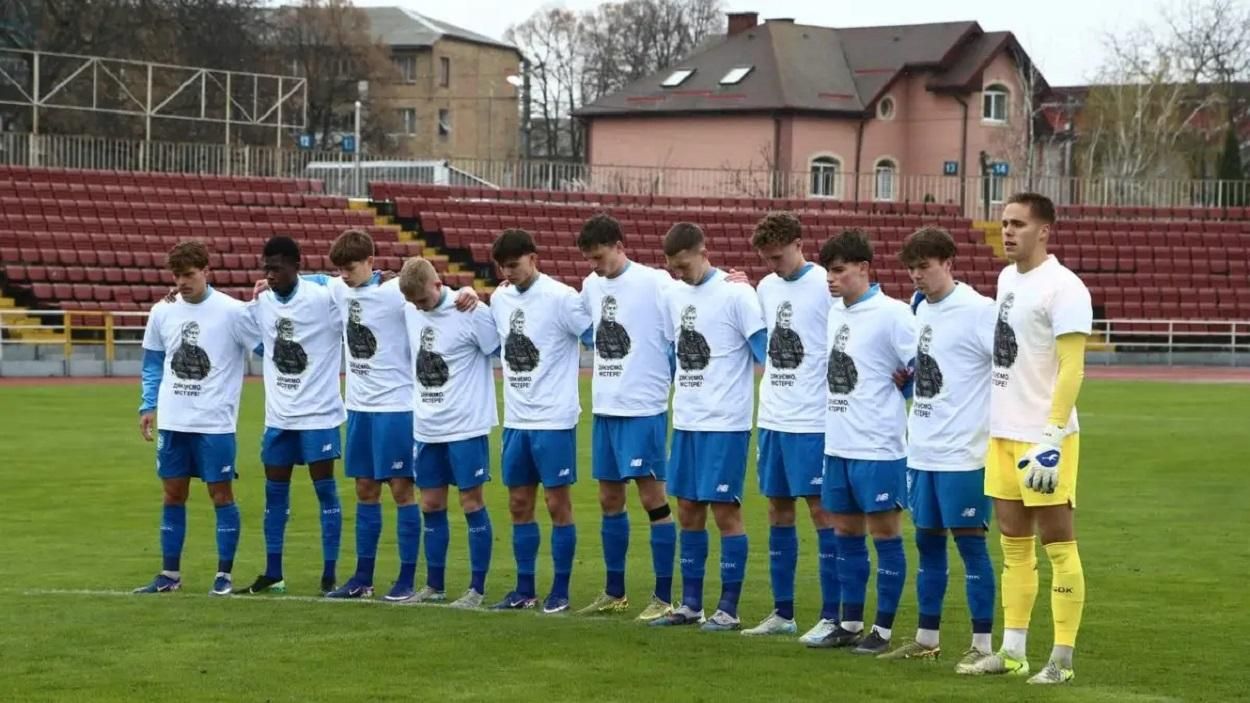 Гравці Динамо в футболках з присвятою Мірчі Луческу / фото: ФК Динамо Київ