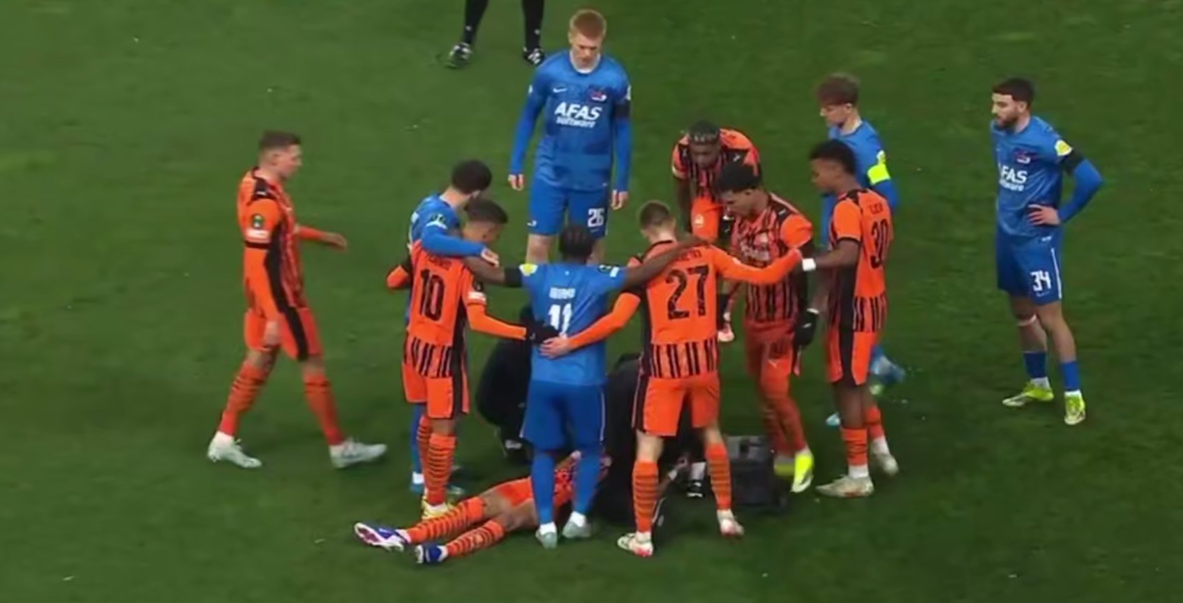 Футболисты сходятся вокруг Изаки / Скриншот