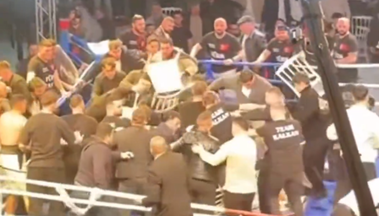 Росіянина б'ють на рингу / Скріншот