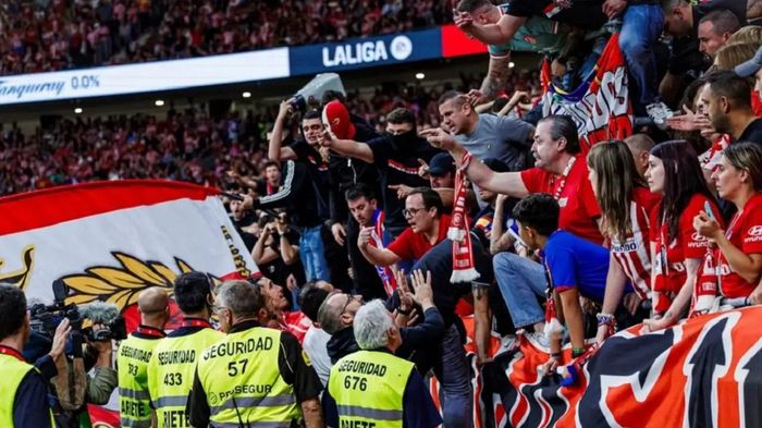 Барселона опинилася в епіцентрі провокації – фанати Атлетіко виконали образливу кричалку (ВІДЕО)