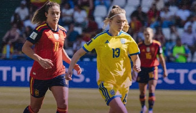 Игроки сборной Украины после фиаско 0:5 с Испанией выстроились в очередь за фото с обладательницей "Золотого мяча" (ВИДЕО)