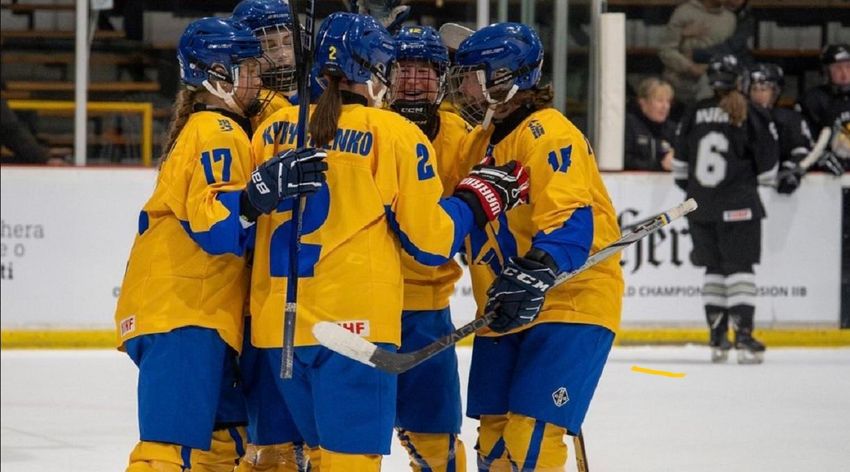 Збірна України з хокею розтрощила Бельгію і здобула третю поспіль перемогу на жіночому чемпіонаті світу