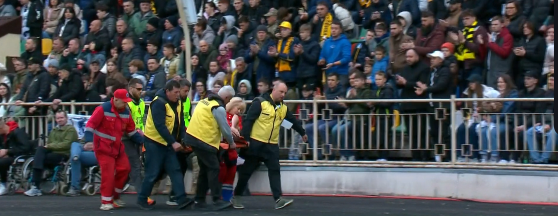 Андрія Буська виносять на ношах / Скріншот