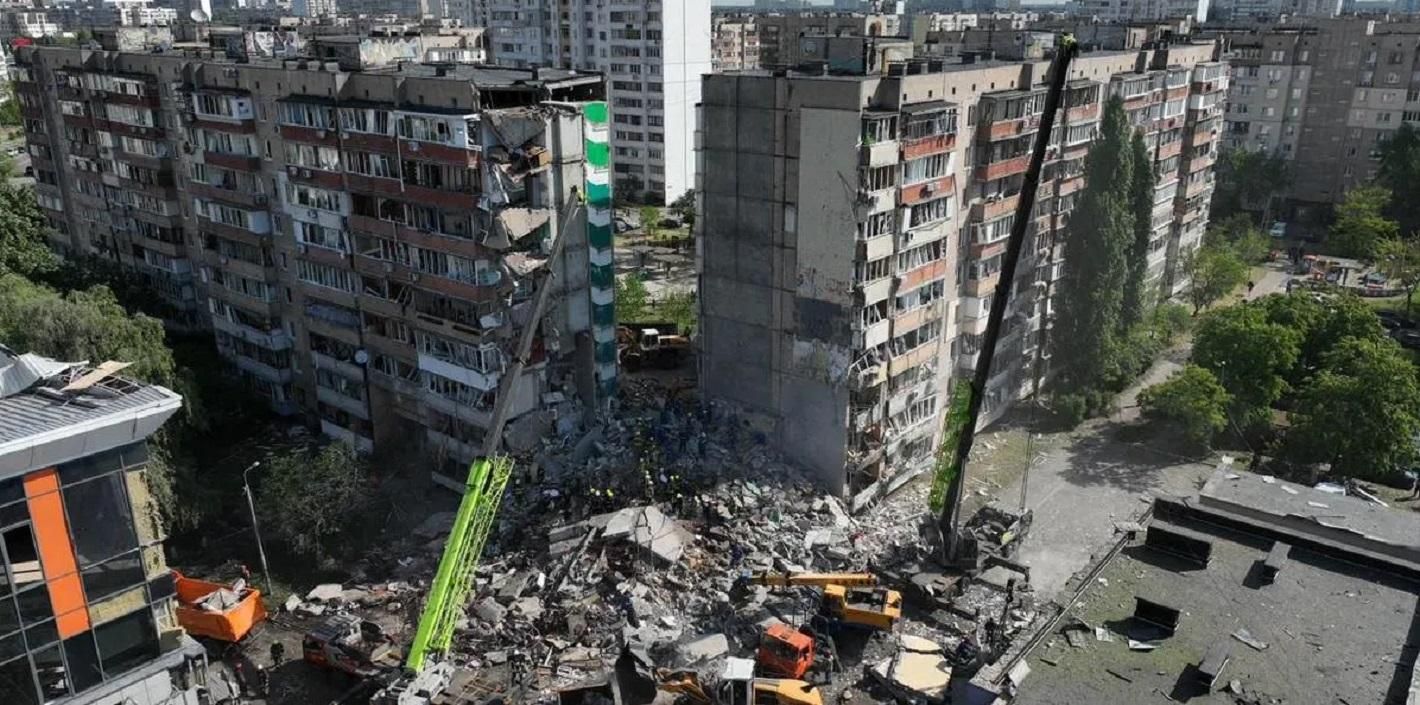 Знищений під'їзд будинку в Києві / Фото ДСНС України