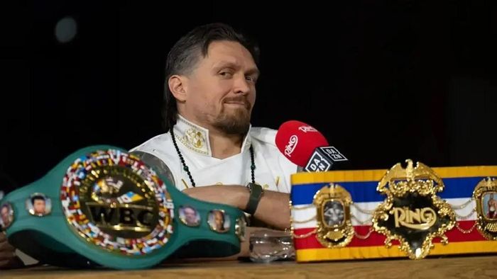 Усик анонсировал грандиозный бой после отказа от чемпионских поясов