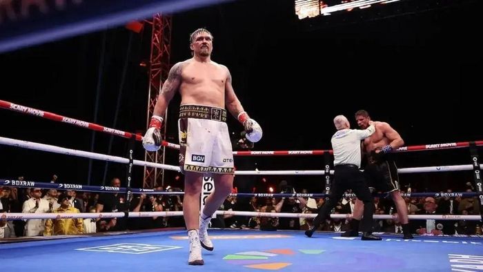 Красюк прокоментував гучну відмову Усика від чемпіонських поясів
